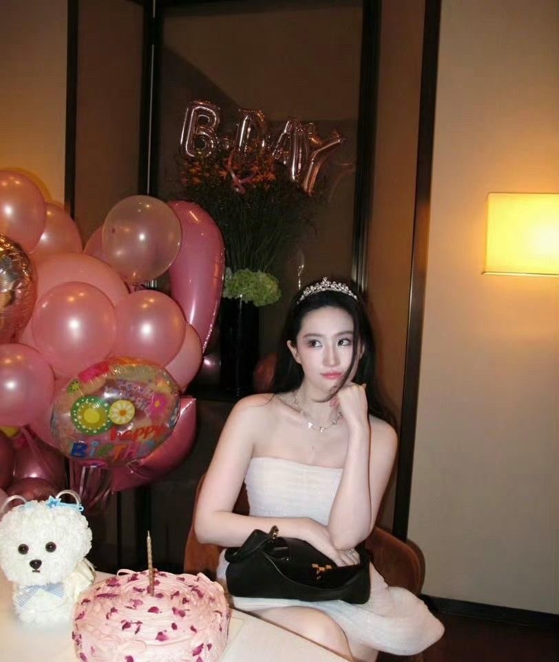 刘亦菲39岁生日大片，头戴皇冠衣着抹胸裙，完全就是甜美可爱的公主。天仙就是天仙，啥风格都能驾驭，39减10，像29。 ​