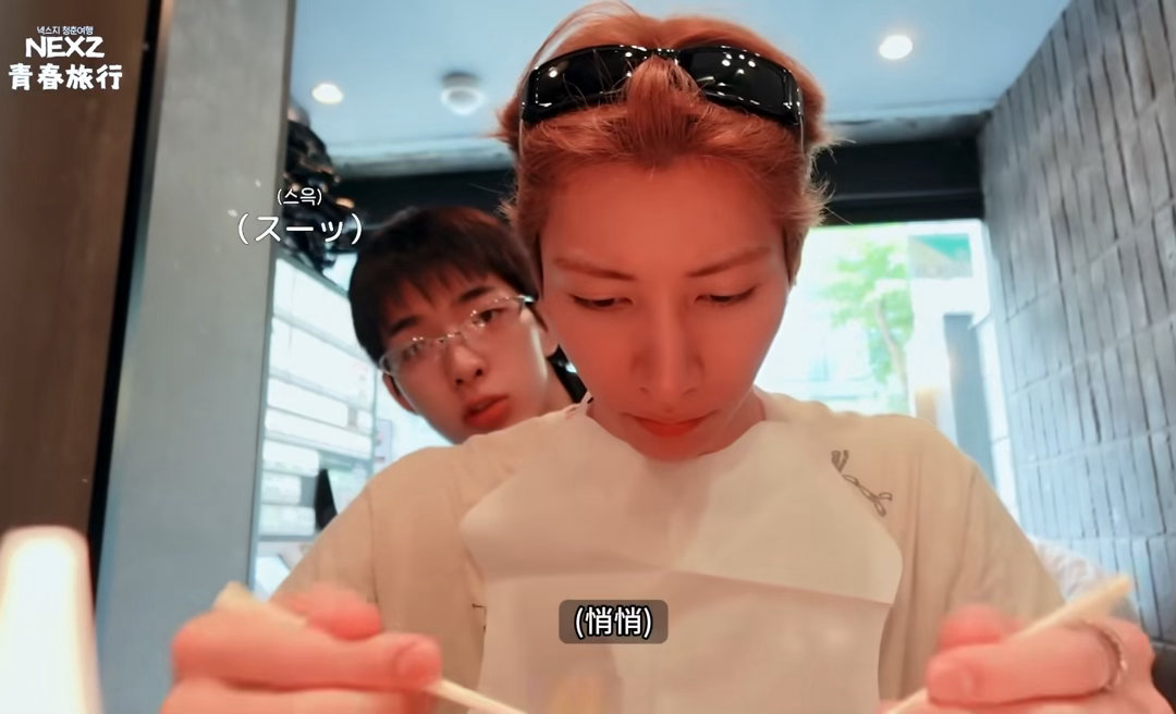男神对待吃饭比高考还认真，饭堂如战场，严肃进食，咪咪喵喵。 ​