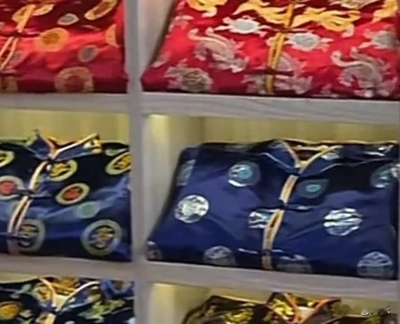 甘肃一位84岁老人独自走进寿衣店，平静地对老板娘说：“我想给自己挑一套寿衣。”老伴已离世十几年，大女儿和女婿又遭遇车祸双双离去，身边再无亲人可托付后事。她说：“我不怕死，就怕哪天突然走了，连个给我穿寿衣、送我一程的人都没有。”

老板娘红了眼眶，看着老人认真比面