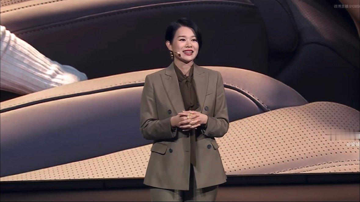 #胡杏儿为一家五口选奕境X9# 养育三个孩子，让胡杏儿对家庭好物有着独到判断力。多孩家庭出行，最看重实用与安心。一家人集体外出，宽敞乘坐空间、舒适的乘坐体验、省心的配置都是刚需。她站在妈妈的视角，从日常带娃场景出发层层筛选，不追求虚浮的外表，优先看重实用性，选中最适配自家五口生活的出 ​