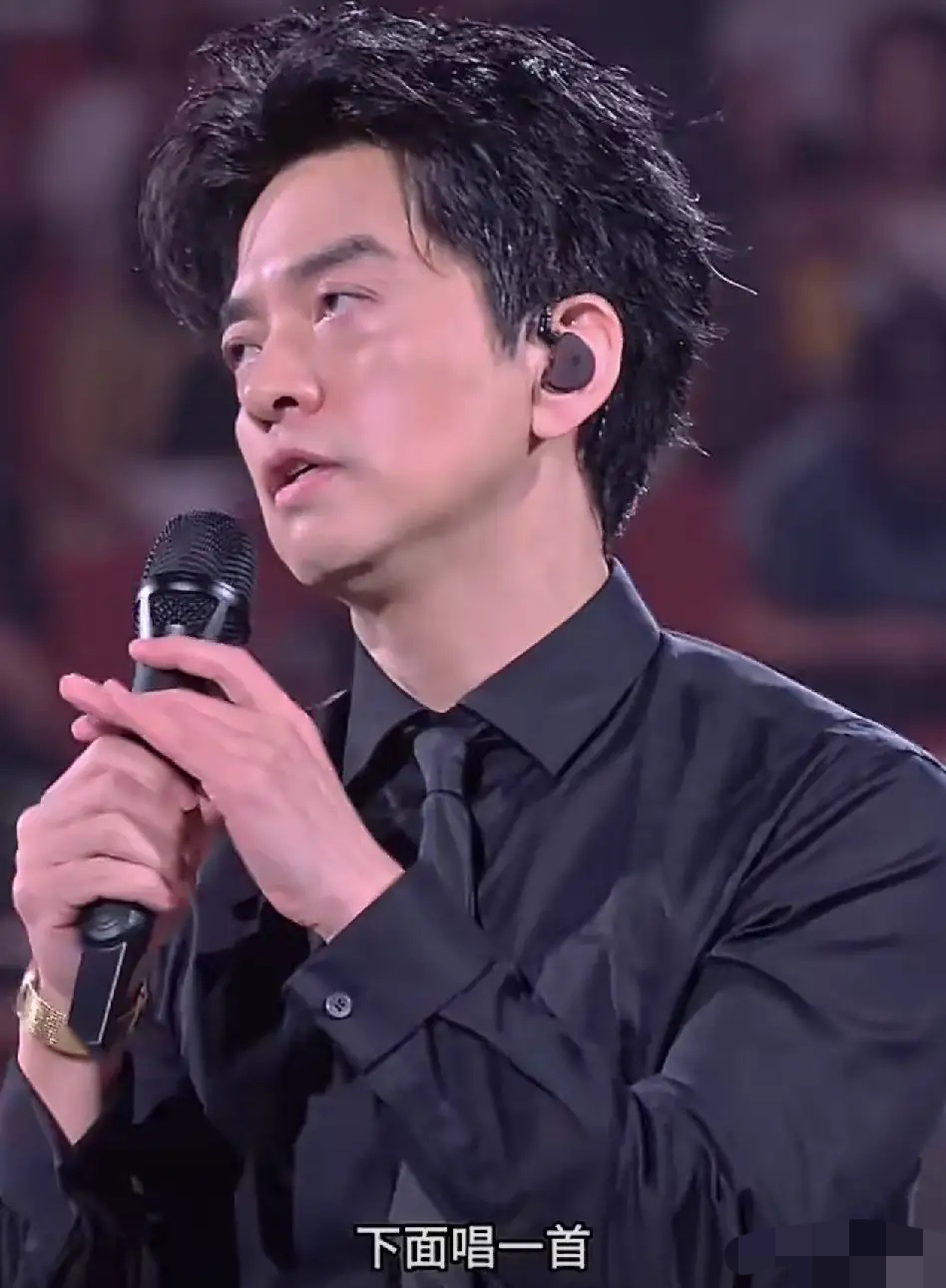看得出来李健的用心和悲痛了！

成都演唱会那天，李健一身黑衣站在台上，神情严肃得让人心里发紧。他没多说废话，只是轻声说了一句，歌手怀念同行最好的方式，就是把对方的歌唱出来。

于是，时隔七年，他又唱了那首《情怨》。

很多人纳闷，李健跟刘欢平时也没见怎么互动，这交情到底深到什么地步？其实圈子里这种“