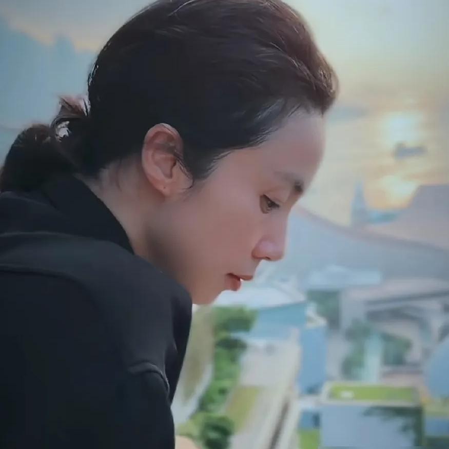 黄磊这次大大方方把二女儿和小儿子的正脸亮出来，大家才猛然回过神：原来老大黄多多当年是真的替弟妹试了水温。
老二黄少艾长得机灵透亮，小儿子也透着一股野劲儿，姐弟俩眼里的松弛，跟当年战战兢兢被全网审视的姐姐完全不是一个路数。
想当年黄多多几乎是活在显微镜下长大的。染个头发、打个耳洞，哪怕念错一个字，