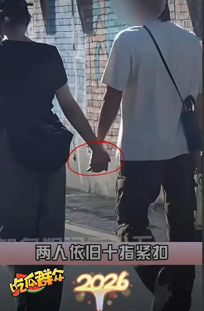 这下咱们可算是把八卦看出新高度了。
刷到白百何被拍的那组街拍，男的帮拎包、十指紧扣、看展还捏腰。
结果评论区清一色都在审判到底离没离。
四十多岁的女人正常谈个恋爱，全网第一反应不是祝贺，反倒急着去查人家户口。
我身边就有个活生生的例子。
前同事离婚都两年了，在单位硬是瞒得死死的。
婚戒舍不得扔，干脆
