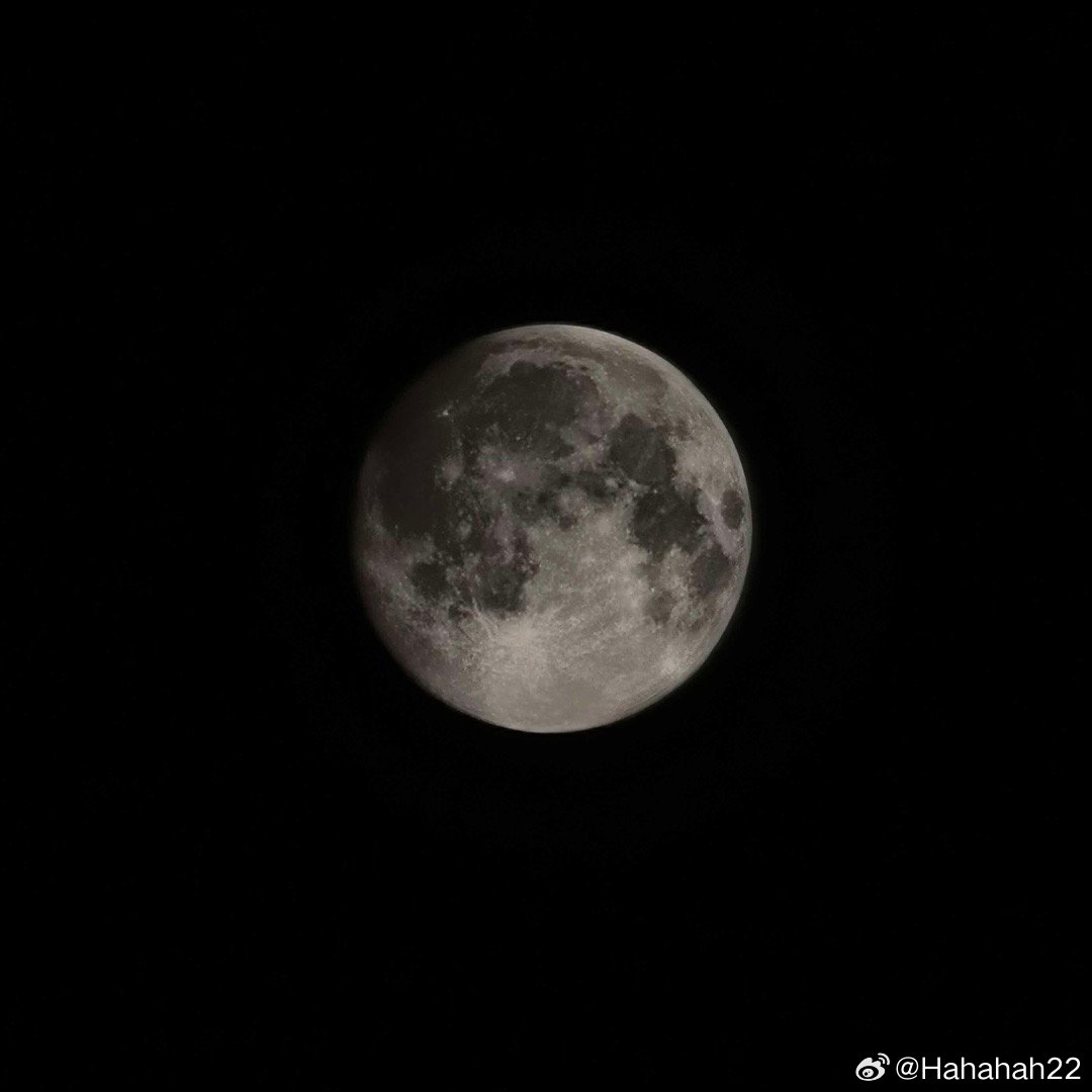华为拍的月亮，好牛吧 ​
