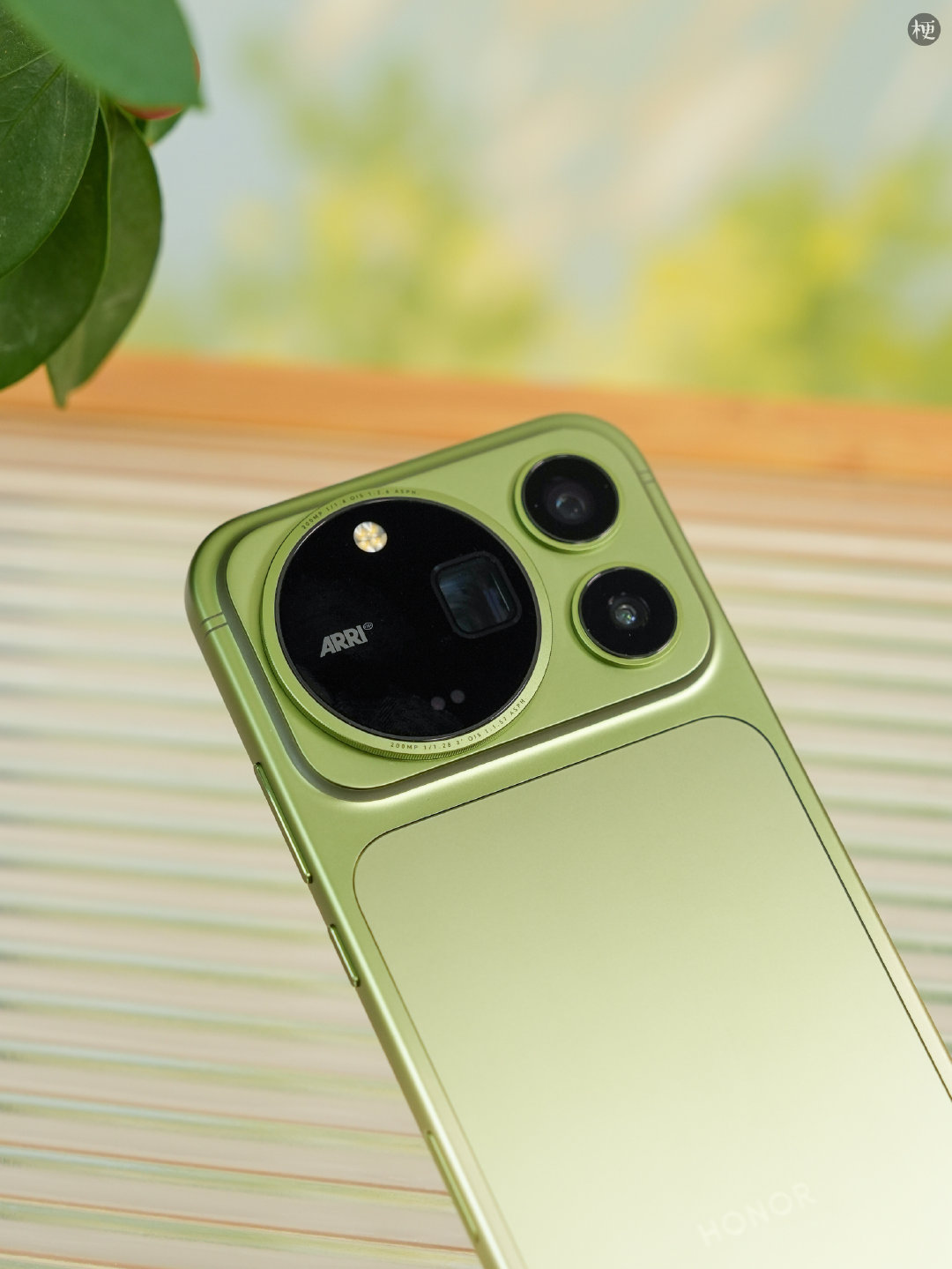 #荣耀Magic9新配色亮相# 荣耀Magic 9 Pro Max 苔青一睹为快！

真机太有质感了！#荣耀Magic9系列定档9月28日#  #荣耀Magic9# ​
