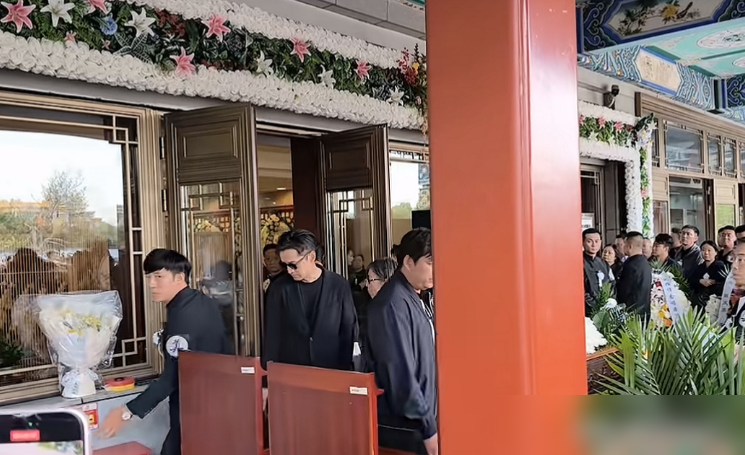 胡歌低着头往外走，几台手机直接怼到脸上拍，保安伸手拦都拦不住。
9月30日八宝山，游本昌老爷子告别仪式，兰厅里还没散尽哀思，门外已经挤成追星现场。
陈龙跟在后面，两人都没说话，只想快点上车。安保喊了多少遍，留点体面，留点肃静，没用。
快门声比哀乐还密。
一批自媒体举着稳定器，专挑明星出来那几
