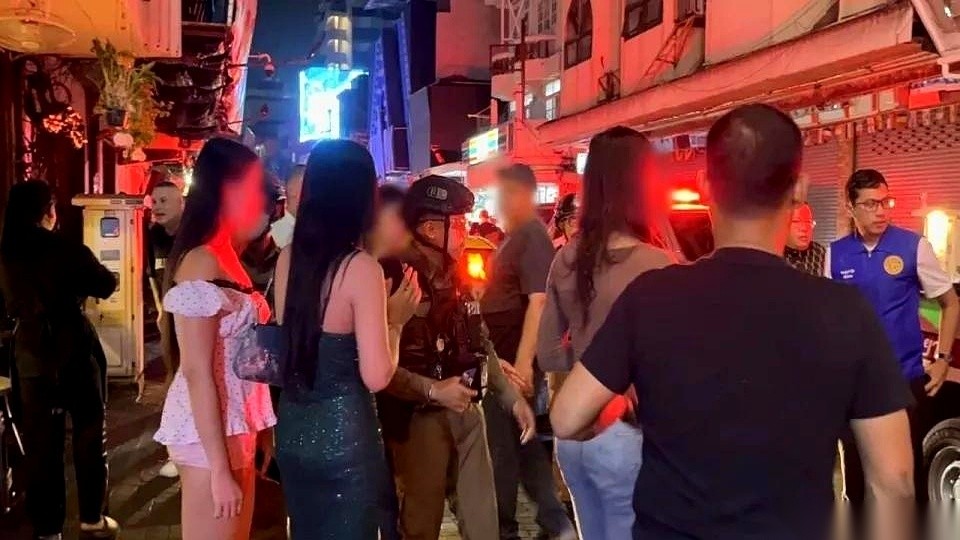5000名在中东海域憋了整整200多天的美军大兵，正盯着芭堤雅的海岸线准备狂欢，结果泰国警方连夜掀了桌子。
几十名涉黄人员直接被塞进警车带走。一条街的霓虹灯，硬生生在美军靠港前熄了一大片。
据央视网报道，美国“林肯号”航母在海上漂了9个月。五千个年轻壮汉，每天挤在密闭的钢铁走廊里，神经紧绷到了极点。