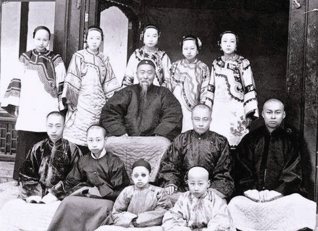 老铁们，以你的收入在古代够纳几房小妾呢？