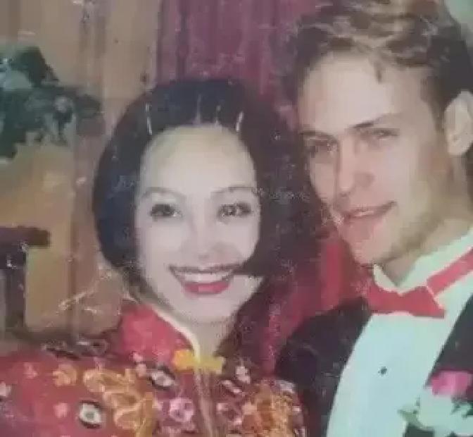 1997年，宁静与美国人保罗结了婚，初到婆家时，婆婆对她说：“我们家有农场，你们要什么婚礼礼品？”宁静：“我要买一栋别墅。”转身，婆婆就给了她一个美式惊喜。

婆婆拍了拍她的肩，领着她走到窗边，指着远处一个旧谷仓说：“那就是你们的新家起点。材料农场都有，保罗会给你搭把手。”宁静愣在原地，她这才明白“