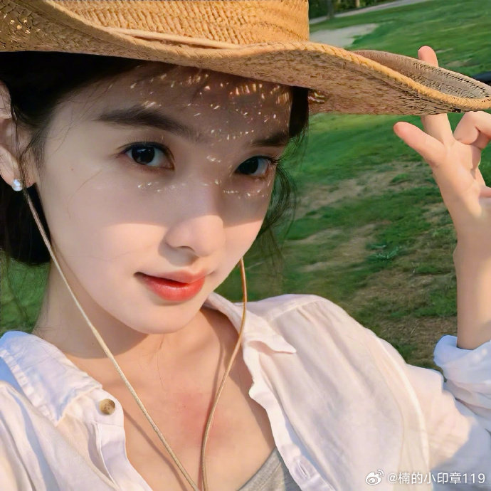 #章若楠[超话]#黄昏把影子拉长时，心事比路灯先亮 ​