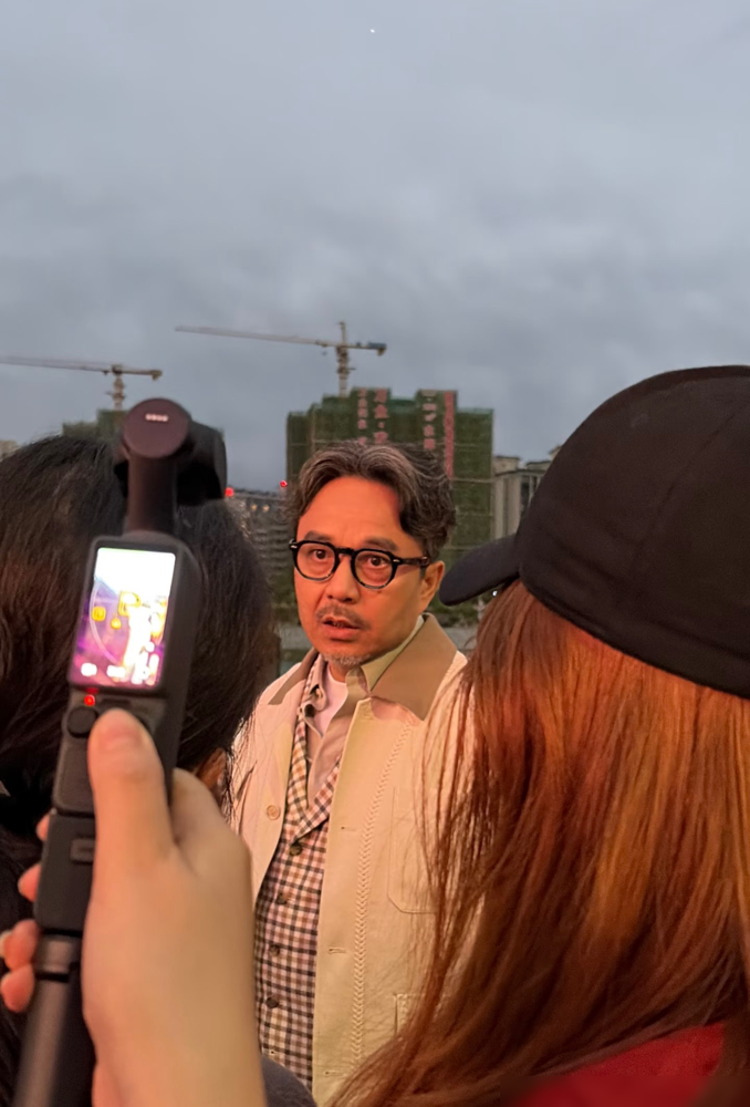 何炅都累脱相了。52岁，眼窝塌着，法令纹快掉到下巴，整个人像被抽干了电。旁边汪涵倒好，跟十年前一个模子刻出来的。不是何炅不保养，是根本没人能扛住他这工作量。《我们来了2026》刚官宣主持，9月又顶着《歌手2026》总决赛的班，还要全国跑《暗恋桃花源》的话剧巡演，搭档黄磊孙莉，6月成都、10月上海，一
