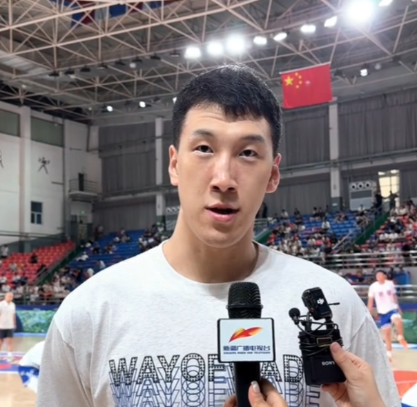 广东男篮不留情面！
 
广东男篮正式发布通告官宣三人离队，分别是王少杰租借合同到期返回北控男篮，李文昊合同到期离队，夏振峰租借到广州龙狮队效力。
 
8月31日，广东男篮官方社媒挂出这份公告。全文写得温情脉脉，感谢曾经并肩作战的日子，感谢挥洒的汗水，祝愿未来前路坦荡。
 
可细品这份“温情”，味道完