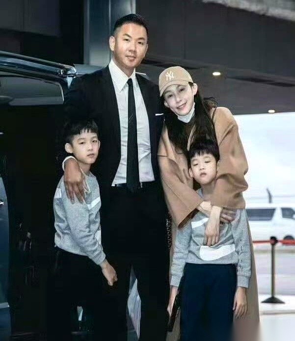 大S当年在大街上直接扇过陈建州巴掌。
后来这两人再碰面，女方连个磕巴都不打，两腿往腰上一盘，整个人死死贴着挂在男方身上。
刚下飞机的范玮琪，直到整个接机流程结束，才得知刚才跑来接自己的女人居然是男方的前任。
这事儿要是落在咱们普通人头上，当街挨那么大一个耳刮子，脸皮早撕得粉碎了，这辈子哪怕在街上撞见