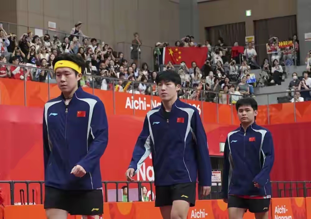 9月24日晚，中国队在爱知·名古屋亚运会乒乓球男团决赛中以2:3负于日本队，后者时隔60年夺得男团冠军，国乒男队无缘九连冠！由此，引发网友的关注！现在有人质疑排兵布阵，也有人质疑队员的能力，也有人质疑教练组的问题！但是，这个整体是男队梯队建设的滞后性，同时能够反映出男队队长成长能力相对滞后的问题！
