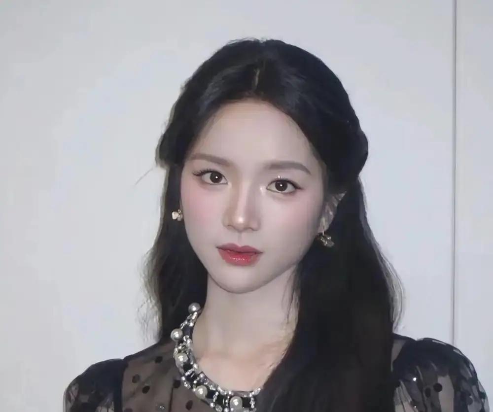 电影下映才几天，戏里三个连普通话都说不齐整的素人演员，戏外已经把娱乐圈的算盘珠子拨得震天响了。
最狠的是王彦桐，根本不跟你玩什么文艺情怀，转头就把自己打包签进了壹心。
有大厂在背后撑腰，这哪是素人体验生活，分明是直接杀进圈里抢饭碗。
拿到影后的李思潼动作更快。
电影9月30号刚撤档，10月1