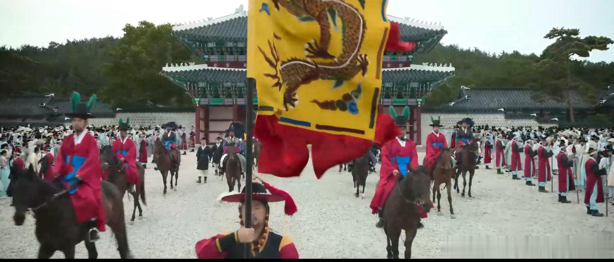孙艺珍新剧朝鲜李朝的君王出行时竟然用五爪龙旗，如果按真实历史属于僭越。/ ​
