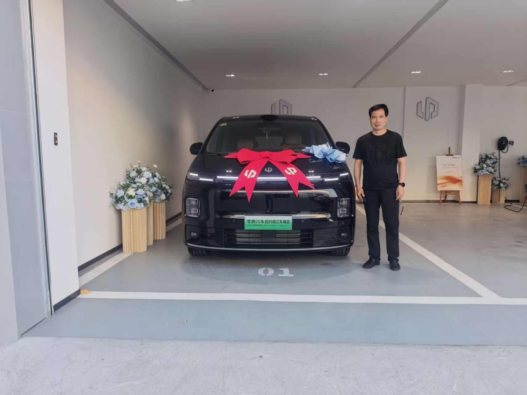 成功提走零跑D99，买车就是希望能带家人自驾散心，家里人数不少，大空间车型是我的首选。对比各品牌后它性价比最高，外观大气耐看，座椅可切换多种模式，试驾体验绝佳，销售交付服务值得好评。