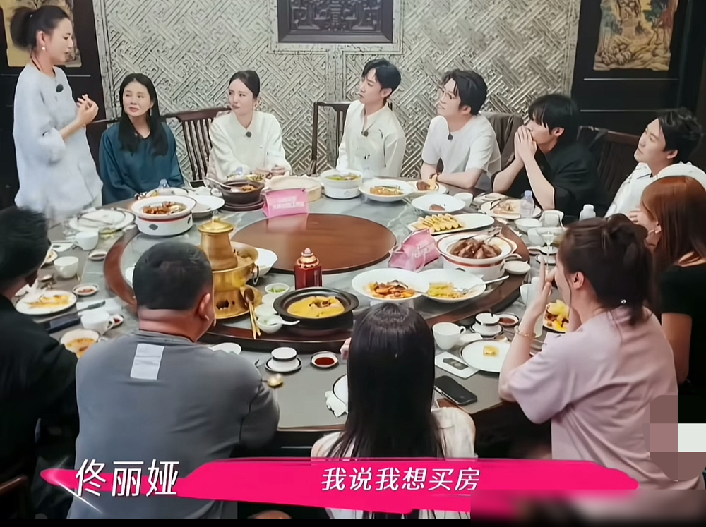 佟丽娅开玩笑说，董璇以前帮她张罗买房、带娃、送饺子，事无巨细全包了。自从张维伊出现，她这姐妹直接失联了。
话听着是调侃，事全是真的。董璇跟张维伊2018年因话剧认识，张维伊自导自演《大话西游》，她一趟趟往剧场跑。2023年接着拍《拆案：黎明将至》，一路从朋友处成了两口子。
今年10月15日，董璇