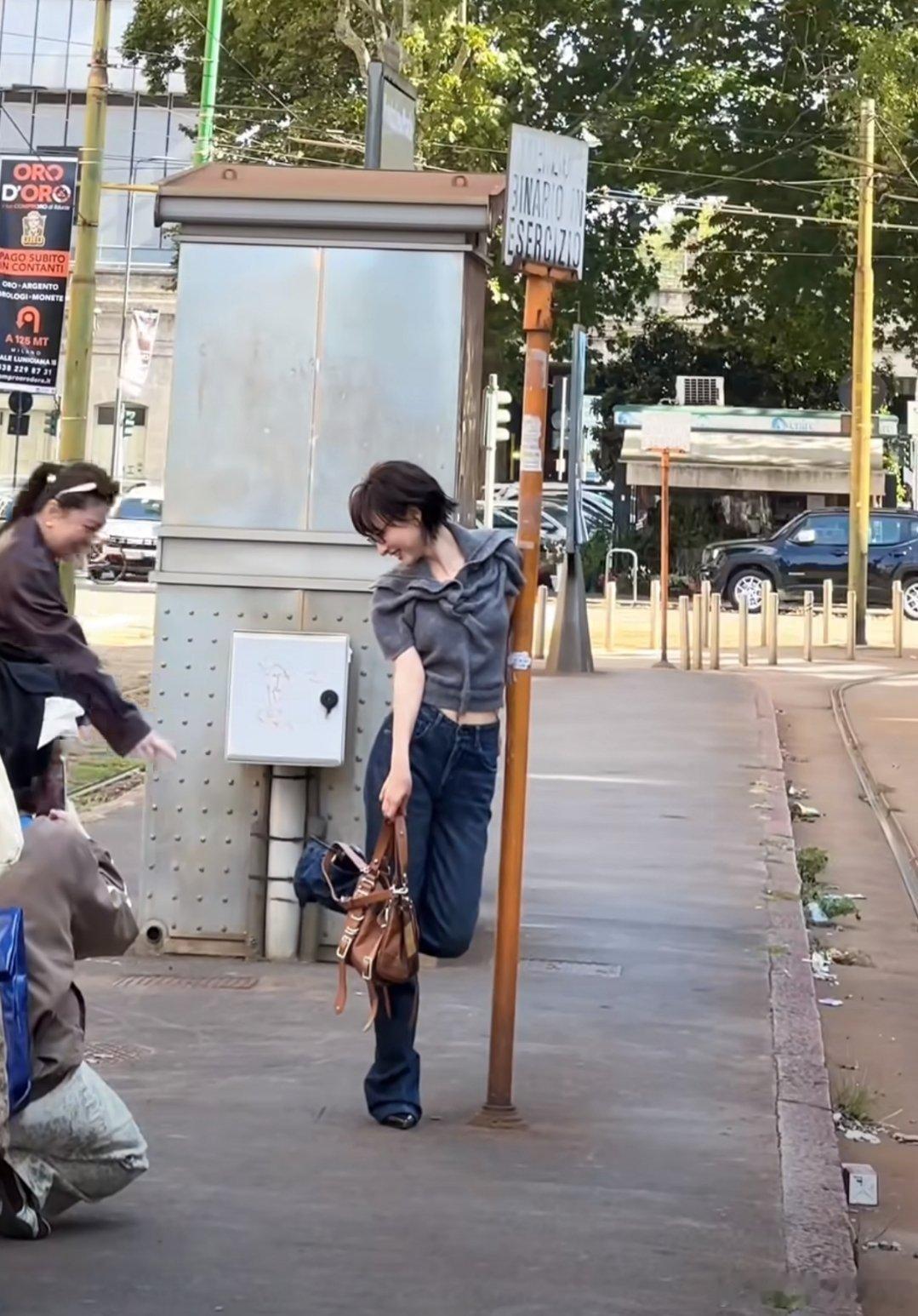 #米兰偶遇吴昕#米兰街头的风裹着时尚感吹过来，吴昕鞋跟高度踩得慢悠悠，没有硬凹的精致，反倒比周围的一切都更亮眼[awsl][awsl]#吴昕鞋跟高度# ​