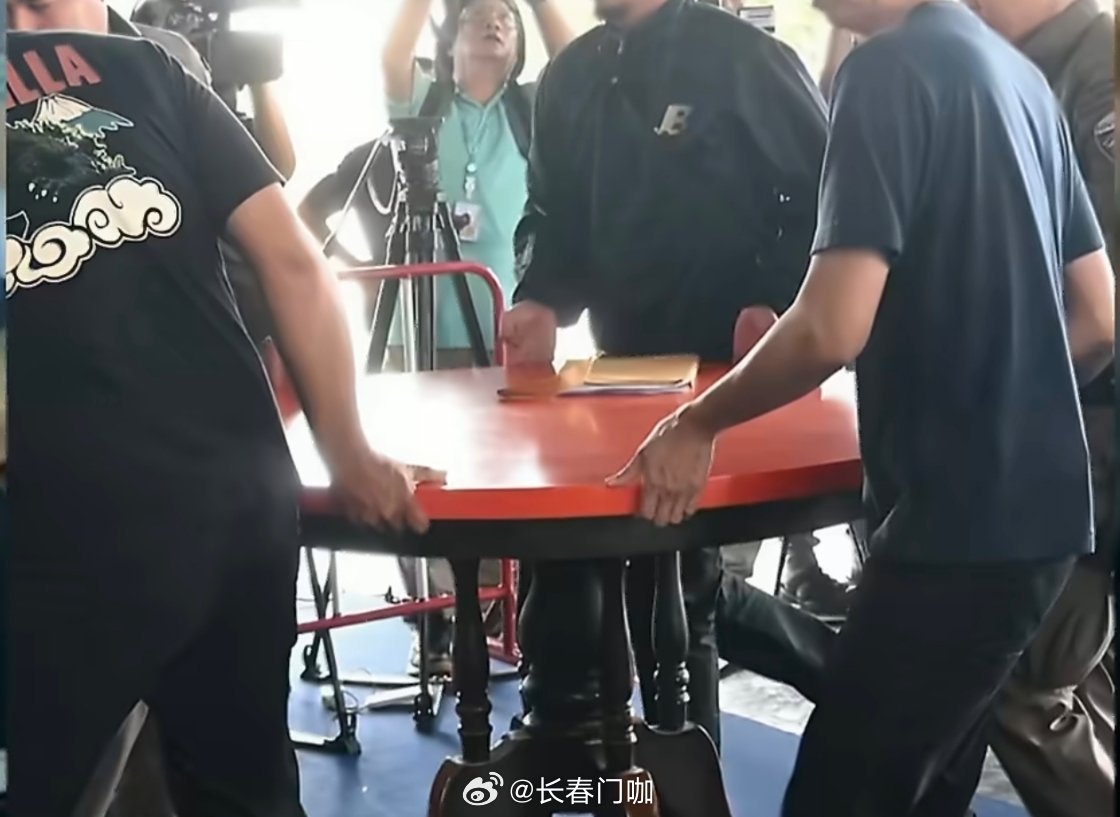 #监控拍下泰国僧人和女同伙不雅画面#[怒]
泰国66岁网红高僧阿赞初（哇集拉延），因私吞寺庙9200万泰铢（约为1875万人民币）善款被捕。警方在其僧舍监控中拍到，与47岁女助手在橙色圆桌上，发生不雅行为的画面，涉事圆桌随后被警方搬走。
#泰国网红僧侣已被还俗剥夺僧籍##泰国僧侣黄赌毒丑闻屡见不鲜# ​
