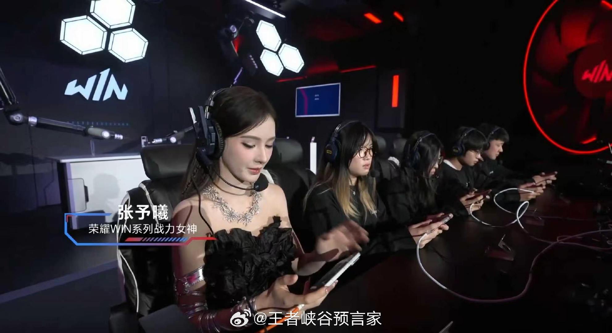 #荣耀WIN2压轴绝杀# 今年好多新机都在涨价，属实没想到荣耀WIN2这波是真的绝杀，12+512G版5999，国补到手5499，双风扇、2K 185Hz屏、满血骁龙8超级至尊版全都给到位，等等党这次真等到了，游戏性价比拉满了～[开学季] ​