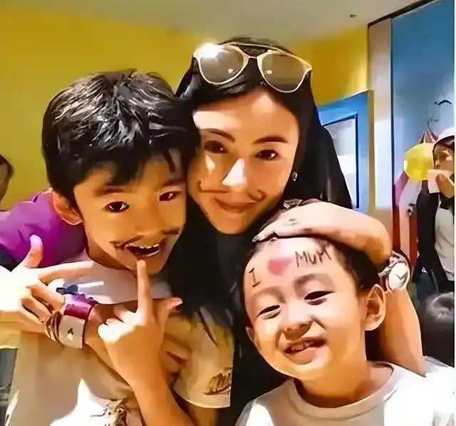 张柏芝把儿子养得太好了，谢霆锋这当爹的脸上全是光！轰轰烈烈的爱情再美好，懂事优秀的孩子才是他心里最稳的底气 ​