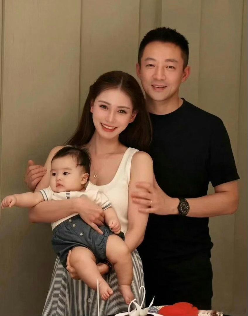 同样是汪小菲，两张全家福照片，愣是拍出了两种人生
跟大S那张，他嘴角是标准弧度，眼神却端着，像在参加商务晚宴，连笑都带着三分客气。西装挺括，姿态紧绷——那是努力扮演“合格伴侣”的样子，演给外界看，也演给自己看。
可跟马筱梅那张，他眼角的鱼尾纹都笑炸了。不是标准露出八颗牙，是那种“绷 ​