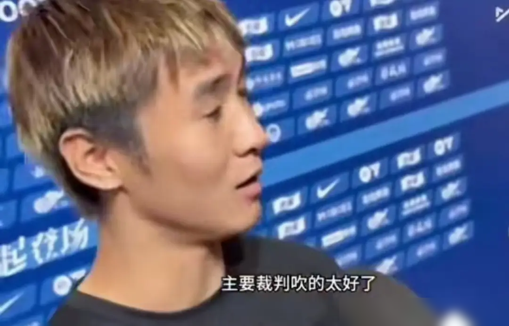 蓉城球迷不能当球盲了必须要学习足球知识！个人感觉很多蓉城球迷看不懂裁判判罚，比如本轮联赛蓉城客场挑战河南队，韦世豪被河南球员背后剪刀脚铲倒裁判没有出示黄牌，王子铭被推倒反而得到一张黄牌这些判罚是不是很多蓉城球迷看不懂？
看不懂就对了，因为9月6日这场比赛主裁判沈寅豪的哨子，确实吹得让人直挠头。全场