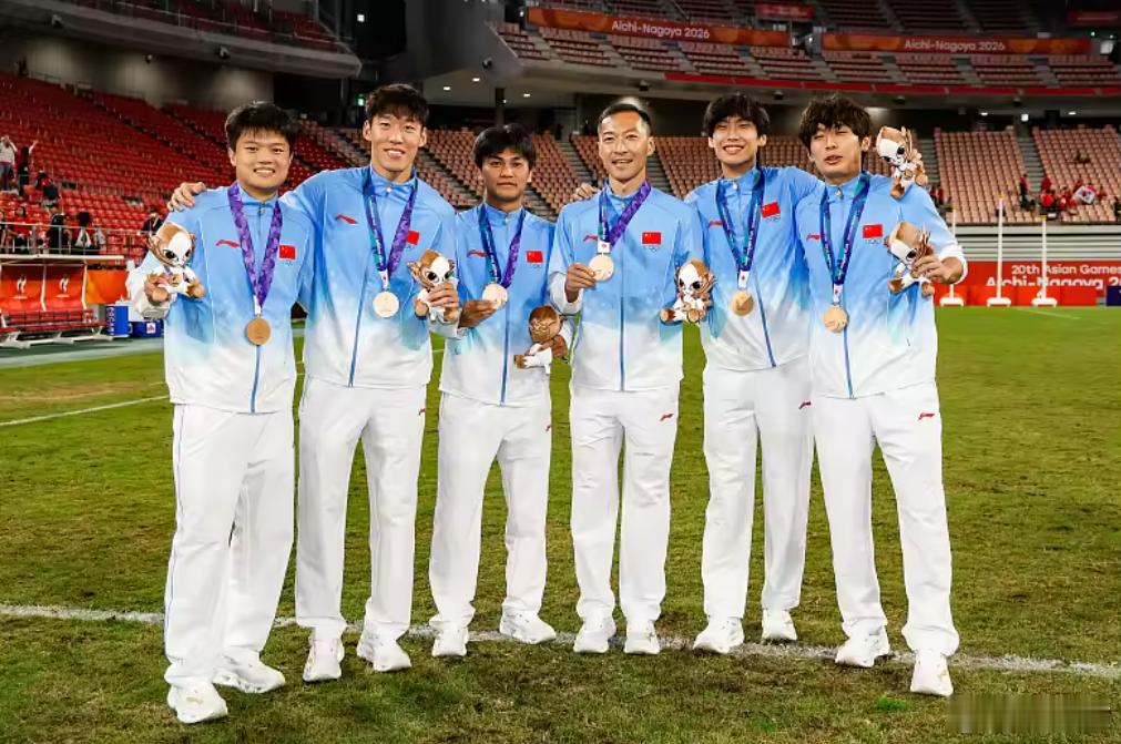🔥🔥国足亚运队载誉归来，老将吴曦深情

寄语！🔥🔥

🏆时隔28年，国足亚运队再次夺得奖牌，荣耀归国！北京首都国际机场，接机场面热烈非凡，球迷们热情欢呼，迎接英雄归来！🎉

👏37岁老将吴曦，眼中闪烁着泪光与自豪！他坦言，虽因行程遗憾缺席闭幕式，但能与全队并肩作战，拼下这枚沉 ​