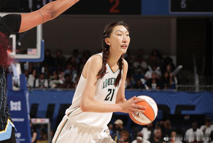 WNBA常规赛继续进行，纽约自由人86比93不敌芝加哥天空。中国女篮中锋韩旭在这一战替补打了25分钟，11投4中，三分球7中2，罚球2中2，得到12分7篮板1盖帽，正负值为+3。值得一提的是韩旭的正负值为全队第二高，仅次于此战得到18分7篮板12助攻的约内斯库。

这一战，琼奎尔·琼斯只打了6分多钟就因伤下场， ​