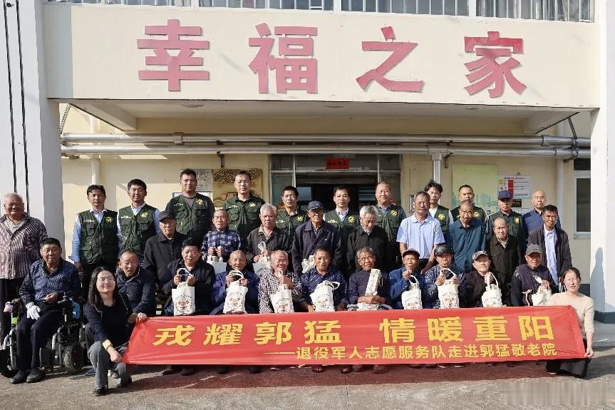 粉丝头条使用攻略 【戎耀盐阜 ·志愿服务】盐城市盐都区：开展“戎耀郭猛 情暖重阳”主题志愿服务活动🎖️盐都老兵反向敬老：郭猛敬老院里，最暖的“戎耀”是退了伍还惦记别人盐都“戎耀郭猛”退役军人志愿服务队带着卫生院进敬老院——扫院子、擦窗、理床铺，陪80多岁刘爷爷聊打仗往事；医护测血压、建健康档、教秋冬用药。老人说：“当过兵的，靠得住。”别只当“重阳节活动”划走：现在最缺的不是慰问品，是“有人常来、懂你、不嫌你啰嗦”。老兵自己也不年轻了，却把尊重复活成行动——退役不褪色，不是挂横幅，是弯腰给老乡掖被角、把血压计递到手边。红色薪火往下传，尊老温情往回流，盐阜这片地，最金贵的是“兵味里有人情味”。网聚崇军正能量