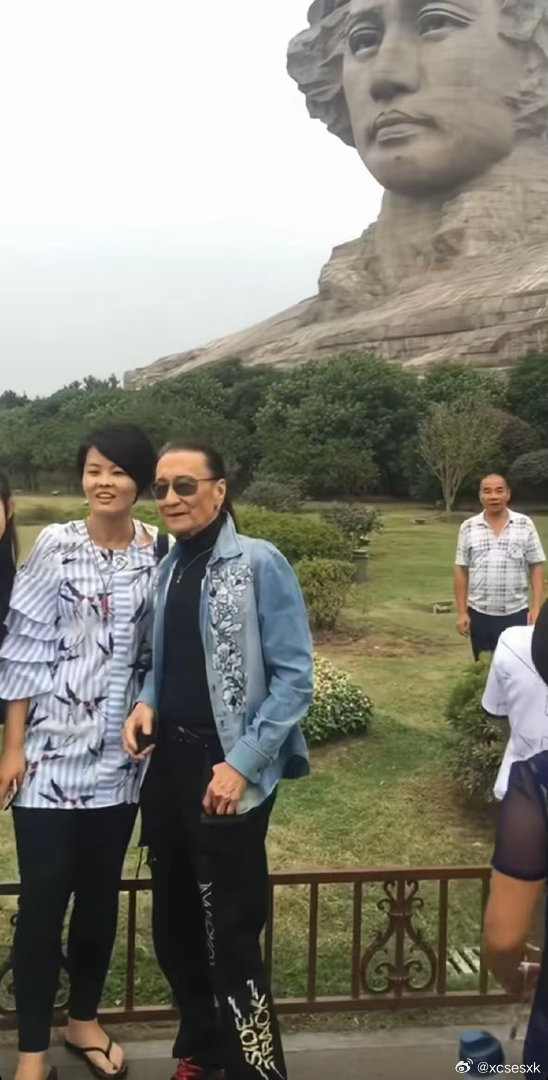 谢贤生前游览湖南橘子洲头时与粉丝们的亲切留影。 ​