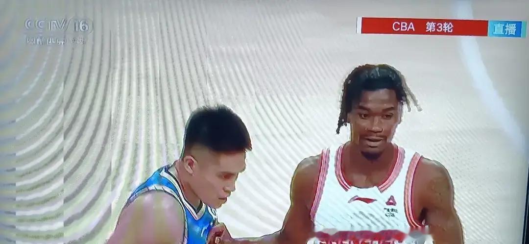 单场狂输58分，整场球打完居然只拿了62分，深圳男篮这场球直接把遮羞布给扯了个精光。
120比62，这比分搁在职业联赛里，简直比惨案还要扎眼。
两队阵容确实有厚度差距，北京首钢兵强马壮不假，但就算换支青年队上去冲冲，也不至于被打出这种跨维度的鸿沟。
最让人窝火的，还是深圳队那两位外援史密斯和约