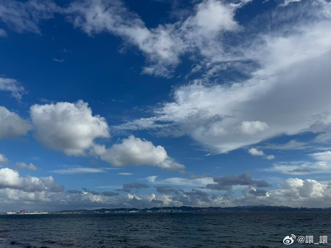威海的刘公岛，真不错，岛上的风景很美，价格也便宜，122包括船票，以及岛上个好多个景点。某音上买更便宜。
索道往返+岛上观光车+潜艇参观=100元
岛上卫生间很多，指示牌清晰，所有景点都含在门票里。鲸馆，甲午战争纪念馆，定远舰，森林公园，炮台等。
岛上物价合理：土豆丝+麻婆豆腐+2碗米饭=56元， ​