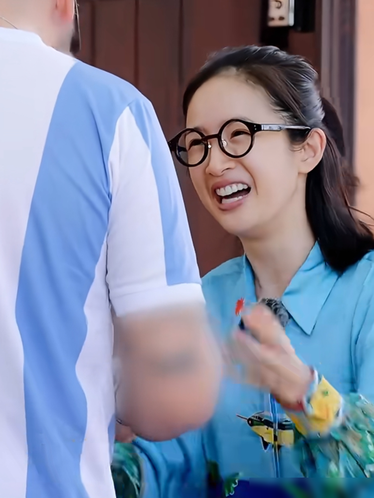 林依晨行李袋破了，没在当地买，直接一个电话打给老公，开口就是老公，我知道要请你帮什么忙了。她老公干潜水器材的，人不在坎昆，愣是隔空调度，托当地朋友第二天一早把两个专业大包送到酒店门口。
这操作，比偶像剧还利索。以前总传他俩跨国分居、婚姻名存实亡，结果人家一个破箱子，就把底牌露了。
异地婚姻拼的不