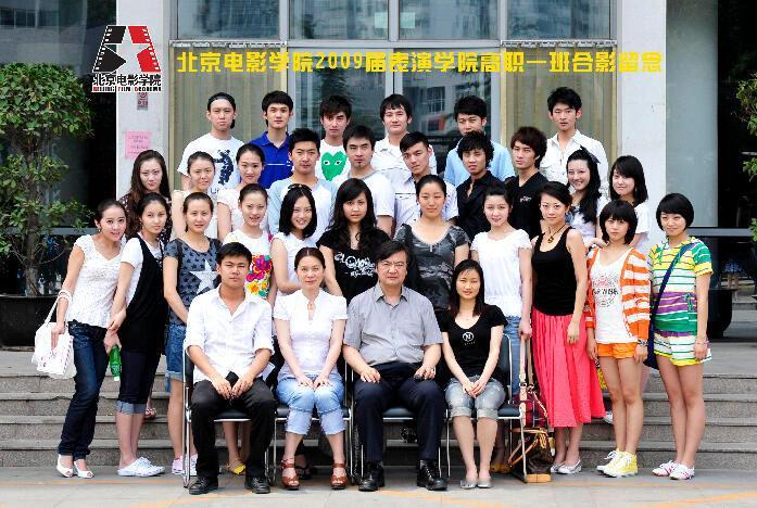 张若昀转发微博为谭松韵新剧《兰香如故》打call，谭松韵一句“谢谢老同学”的回复，意外曝光了两人隐藏多年的同窗关系。   一、同学身份被证实- 同班同学：张若昀与谭松韵同为北京电影学院2007级表演高
