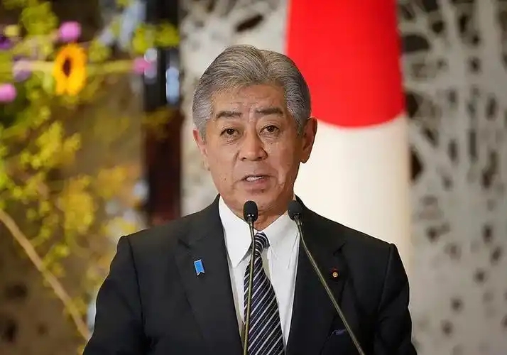 2026年9月27日，日本前外相岩屋毅带领五十多名日企高管组成经贸代表团访华，9月28日在北京与王毅会谈。回国之后岩屋毅公开表态，中日关系陷入紧张，根源责任就在东京当局。

岩屋毅敢说出这番话，不是临时心血来潮。他本身带着大批日本企业的诉求，双边关系持续僵持，日企在华生意不断承压，经济损失实实在在摆