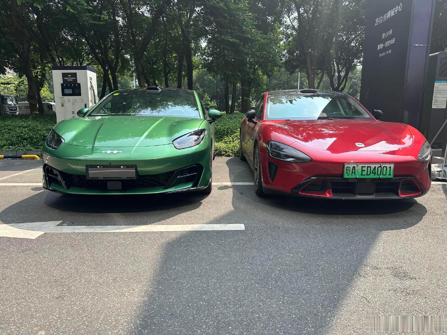 方程豹S和小米su7对比，光从颜值来说，这款车都挺高的。
如果让你二选一，你会选那一辆。 ​