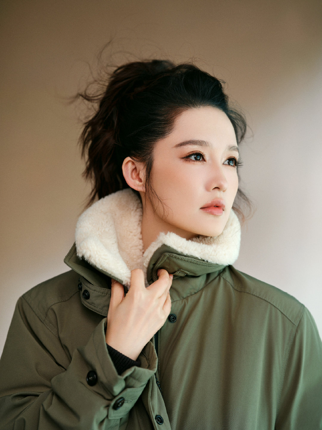李沁现身南京德基加拿大鹅新店启幕活动，
利落高马尾搭配秋冬系列，松弛大气，舒展自在，氛围感十足。太美了！#李沁[超话]##在南京偶遇李沁# ​