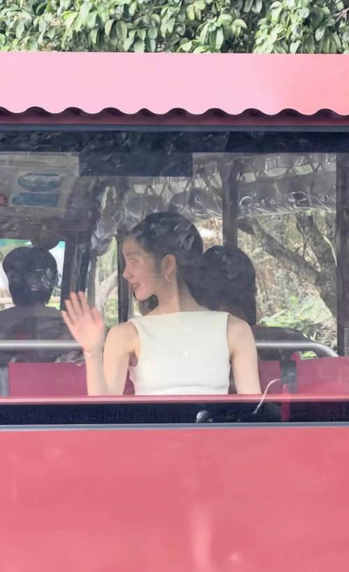 黄多多乌镇惊艳亮相，露背装秀身材引热议！
近日，黄多多现身乌镇戏剧节支持父亲黄磊，引发网友关注。18岁的她身穿露背上衣，展现纤细身形与紧致背部线条，气质出众。现场她与外国友人流利英文交流，落落大方，被赞“可以当爸爸的翻译员”。留学归来的她更显活泼开朗，与妈妈孙莉同行时步伐轻快，母女俩颜值相似度极高。