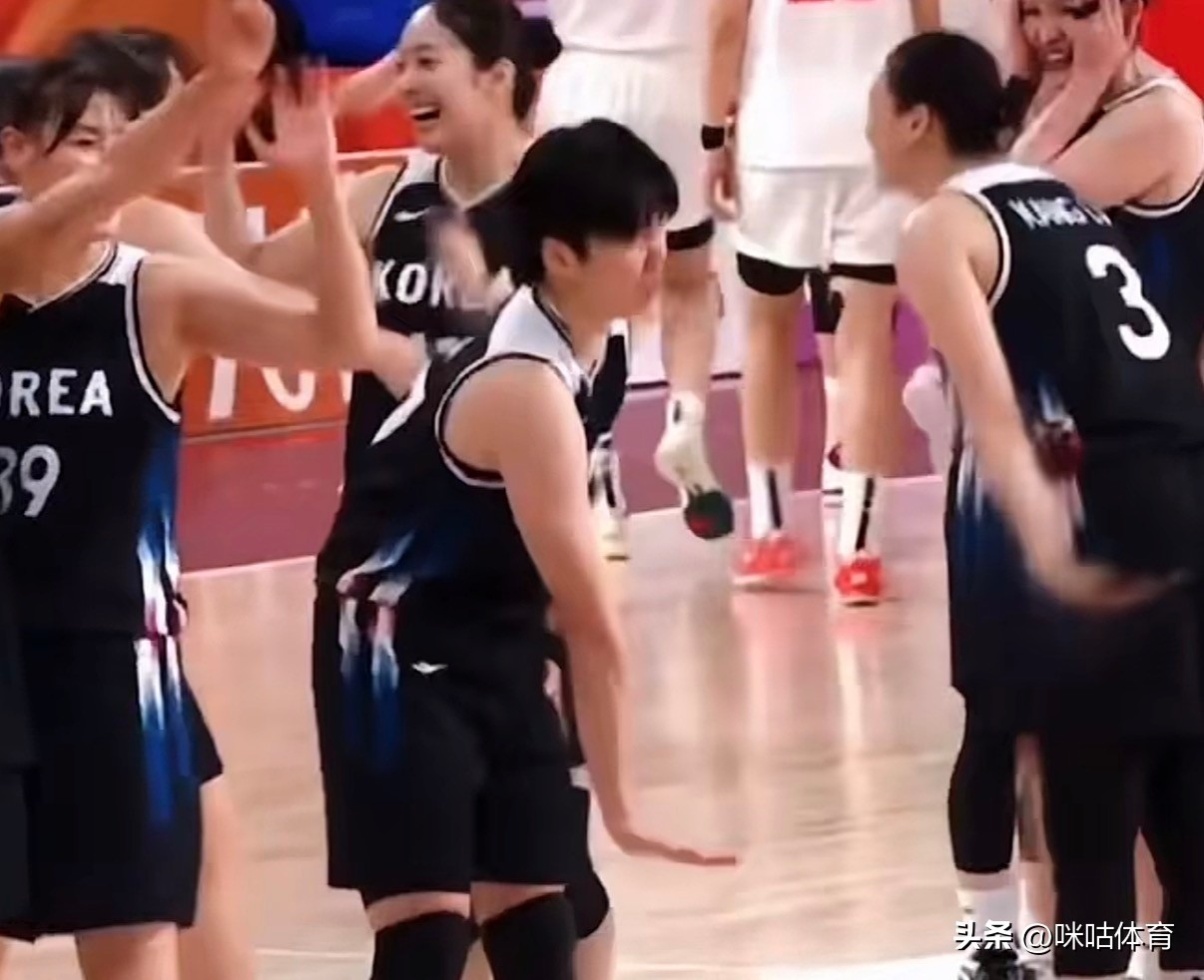 #韩国女篮 嘲讽手势#
         2026名古屋亚运会的女篮半决赛，中国女篮80:85负于韩国女篮，时隔32年再次无缘亚运会决赛，七届连续进决赛的纪录就此终结。
         本场中国队三分球13投0中，外线完全哑火，是输球关键。赛后韩国球员秦安对着中国女篮方向，做出“too small”的挑衅羞辱手势，直播画面 ​