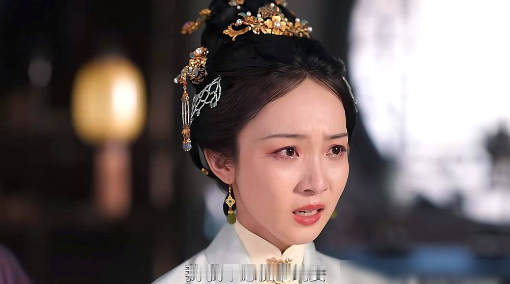 丈夫死讯刚传来，她转头就散播他获罪的谣言。
《兰香如故》大结局，林绣茹这手玩得太绝。袁绍辉一死，袁三叔忙着过继男孩抢爵位，她眼皮不抬，宁可侯府绝根，也不让外人沾一个铜板。当初婆家逼她给丫鬟腾位置，她不哭不闹，拿和离当筹码逼丈夫立字据，家产全归三个女儿。
别人笑她争不到男人的心，她压根没想要。