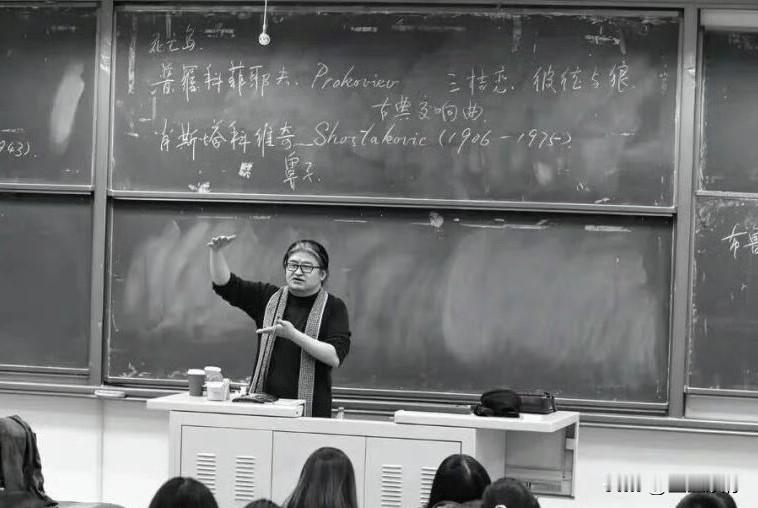刚才发现，刘欢老师23年就退休了，到头来对外经贸大学只是副教授，连正高都没评上。刘欢是什么级别的人物？奥运主题曲的演唱者，几千年也难出第二个。就凭这份分量，给他个院长都不算过分。

名气摆在外面，可高校的职称体系却没有匹配上他的成就。舞台之上光芒万丈，回到学校依旧卡在副教授。实在让人唏嘘，社会上的赫