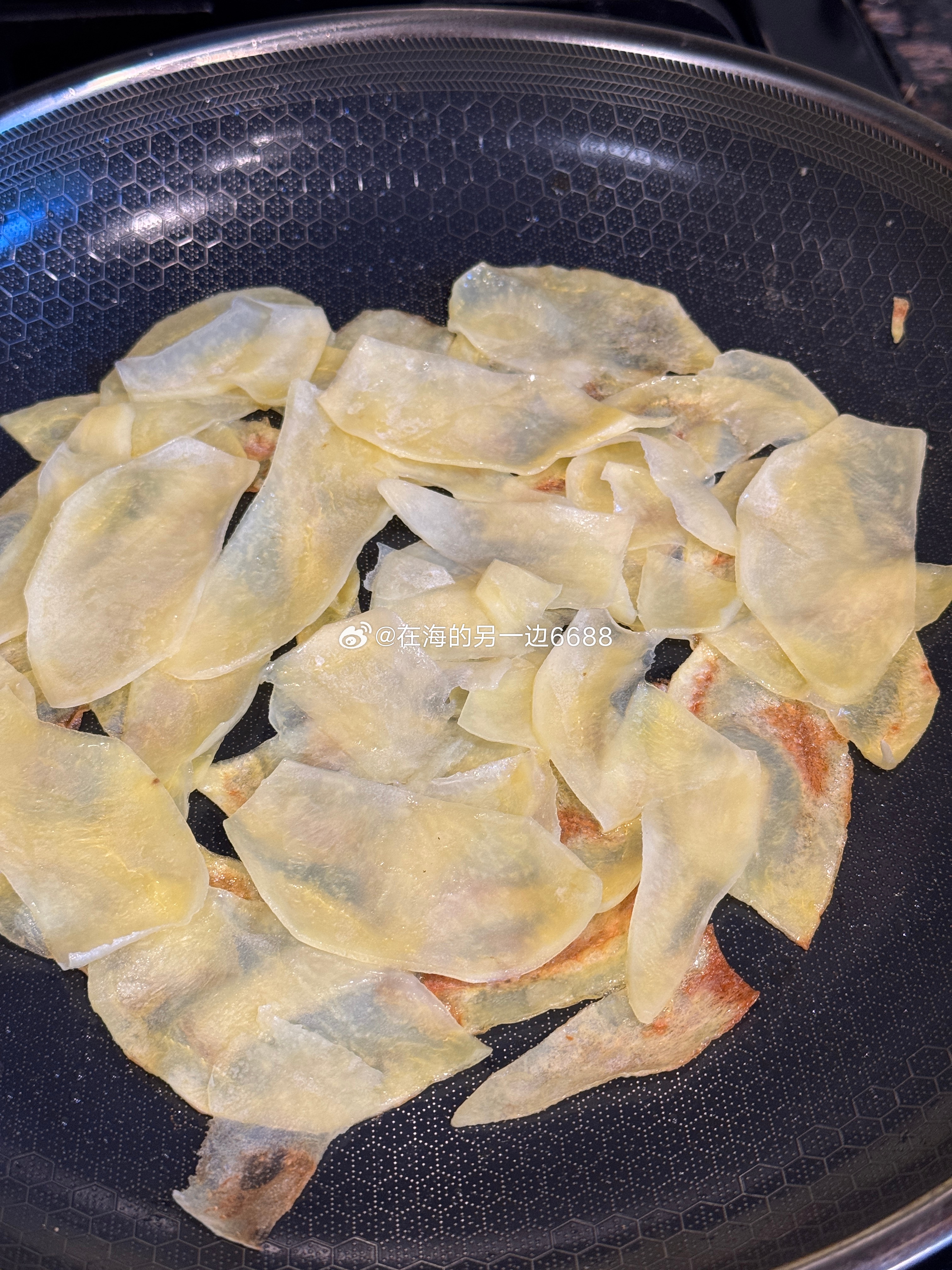 新买了个锅，试试到底粘不粘！
做了脆土豆鸡蛋饼，crispy potato omelette. 味道挺好，但确实不脆啊！
锅里喷一点油，土豆用刨刀直接刨下去薄薄铺一层，中火煎到底部变金黄，上面变色熟了，打一个鸡蛋，铺开，撒一点奶酪碎，cheddar, mozzarella, gruyère 都可以， 再对半一合。 如果想再金黄一点就再 ​