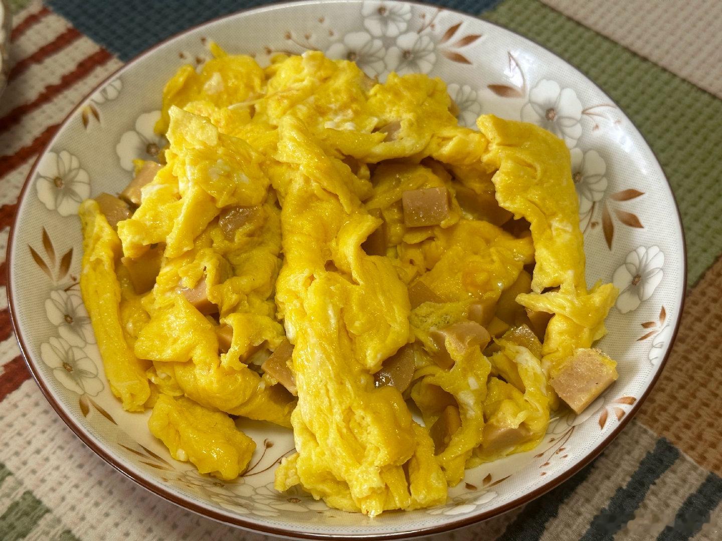 #瑞圆家的午餐# 两个半大的娃中午吃得好多啊，本来只做两个菜，后来想想不太够，加了一个滑蛋，光盘[赞][笑cry]

#1支假口红成本3块单店赚几十万#现在网上的护肤品形形色色，品牌也是琳琅满目，不知名的不怎么敢买，毕竟往脸上抹的[doge]
但有朋友分享一些没听过的小牌子，她用过的，我试试也还挺好 ​