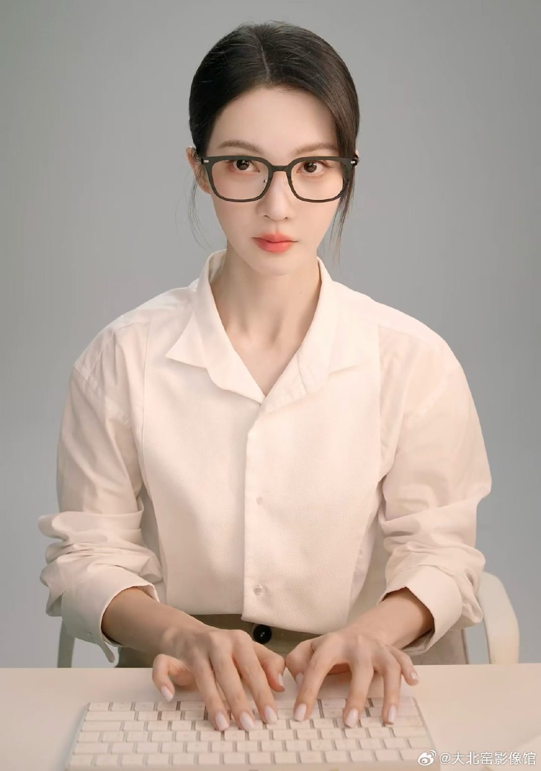 #金晨[超话]#in Carin 
for 商务拍摄
👓：Carin ​