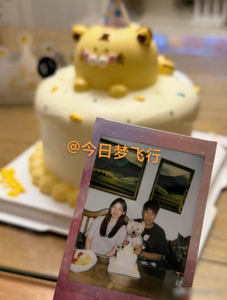 广东宏远那批青训天才彻底散了。你敢信？同一批升一队的四个好苗子，现在连个留在东莞打球的都没有。
8月29日广东队攥着三年续约合同，硬把黄明依塞进飞吉林的航班，死活不肯让对方买断。另一头的李奕臻更惨，同曦没看上他，小伙子只能拎包跑去贵州遵义，跟着NBL球队苦练体能。
彭士峻吹灭生日蜡烛发了组老照片