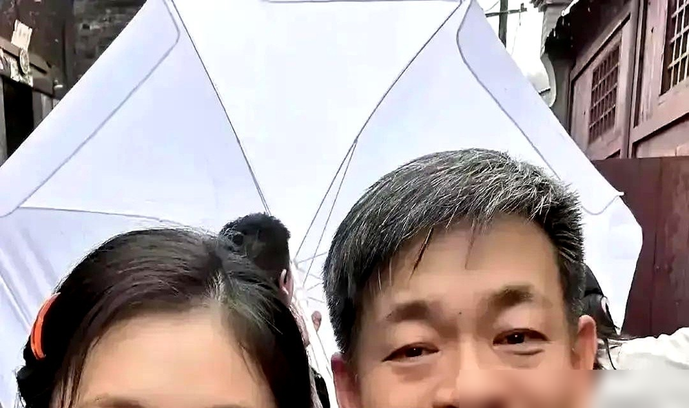 孙浩这老头，是真敢。58岁的人了，舆论最凶的时候，直接跑到刘浩存评论区甩了一句：娃呀，苟师想你啦！
没解释，没辩护，就六个字，用的是戏里苟存忠的口吻。懂的人一看就懂，这是拿角色当挡箭牌，把私交摆到台面上。外界骂得越狠，他这声娃叫得越响。
两人在《主角》里演师徒，孙浩说过，看刘浩存表演会掉眼泪，处