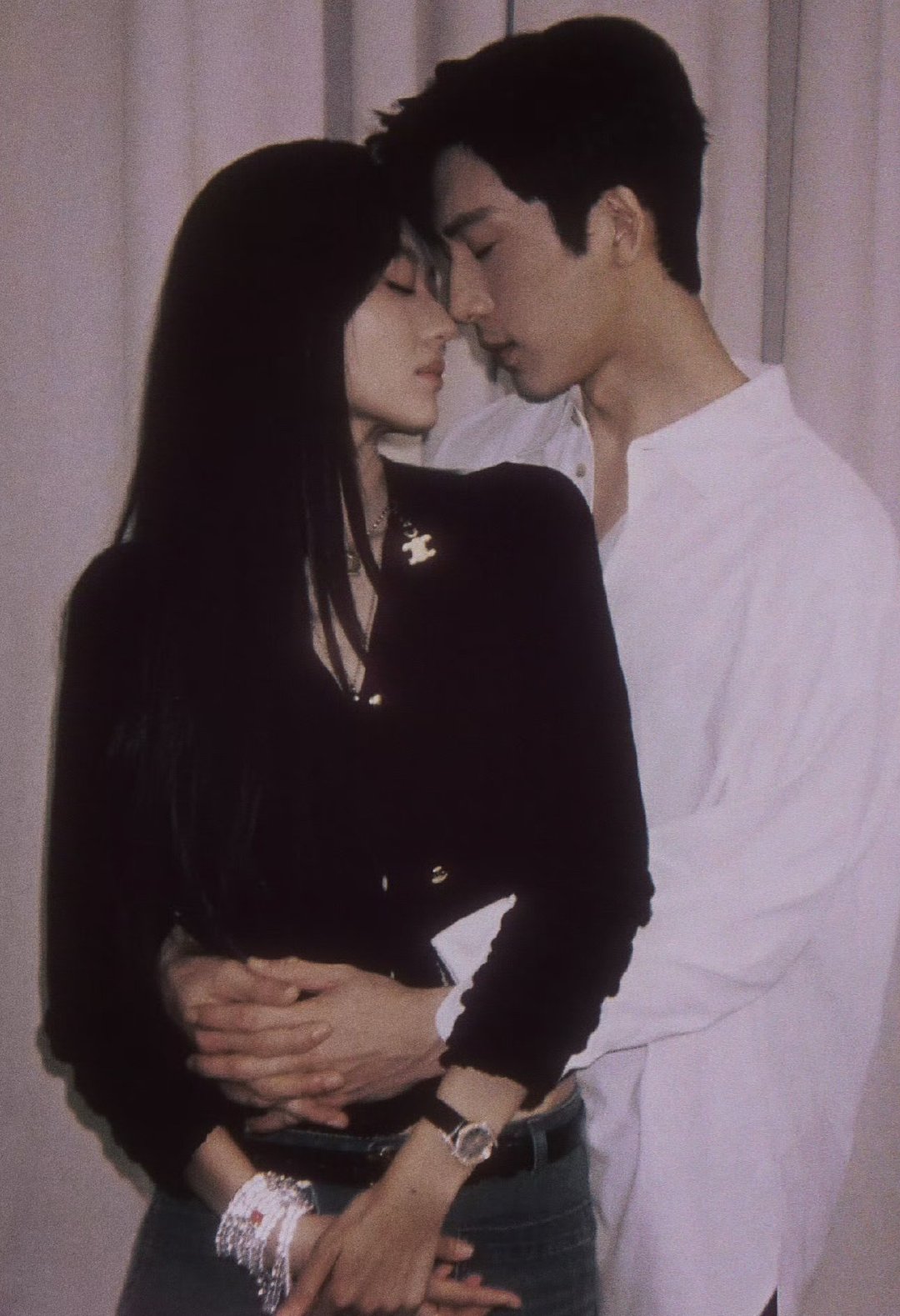 #井柏然孙千网友想看什么就拍什么##早春晴朗剧粉点菜式营业# 
wok……你们两绝对拍的是这个！！剧粉网上疯狂许愿想要氛围感双人大片，井柏然孙千就真的安排上，近距离氛围感、戒指细节全部到位。 #早春晴朗原著尚之桃开公司不收女员工# #早春晴朗作者回应争议# ​