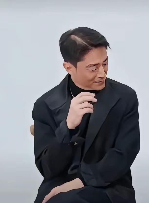 霍建华46岁这状态，把“男神下班过日子”演得明明白白。林心如自己聊过，他一块肥皂洗全身，劝做医美他回我不在意；最近正式场合西装黑高领，发缝宽、细纹显，一点不躲镜头。对面林心如拿过华鼎奖、世新硕士，紫薇如萍窦漪房都扛住，还在做制片上活动，事业没停过。其实观众不是非要看他冻龄，是看惯了娱乐圈精修脸，突然